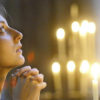 молится женщина