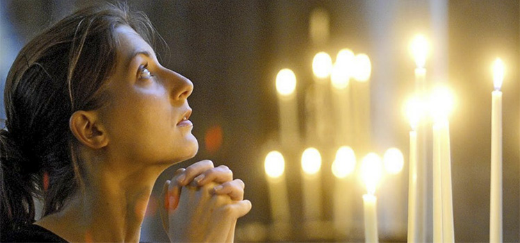 молится женщина